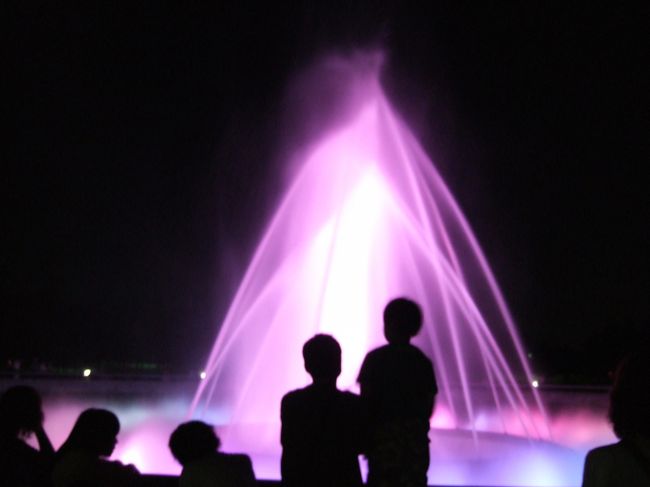 　中央の水柱が低くなった後、たまった水がゆらゆらと高波のようにゆれ、水がどんどんあふれて、私たちのほうへ近づいていきます。<br />　それも飽和状態に達した後、写真のような噴水でフィナーレ。<br />　花火大会を見た後のような高揚感。