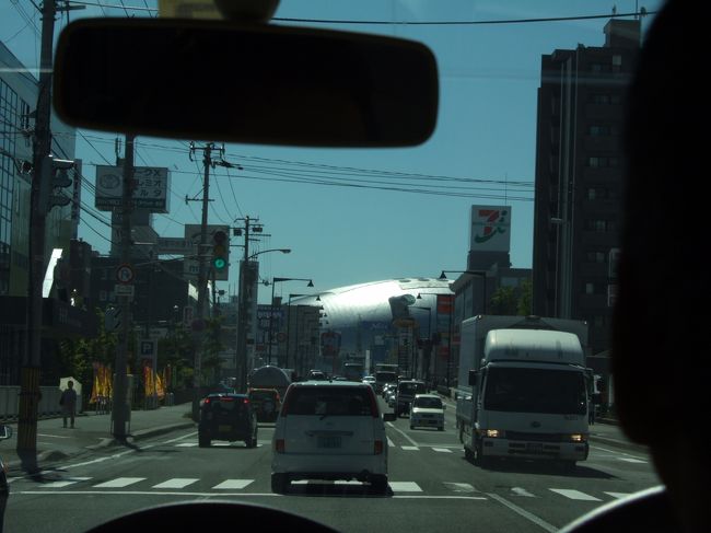 　まずは札幌ドームへ。<br />　しばらく郊外へ向けてはしると目の前に見えてきました。宇宙船みたい。<br />　昨日のったタクシーのおじさんが、東京ドームより大きいんだと自慢してたっけ。