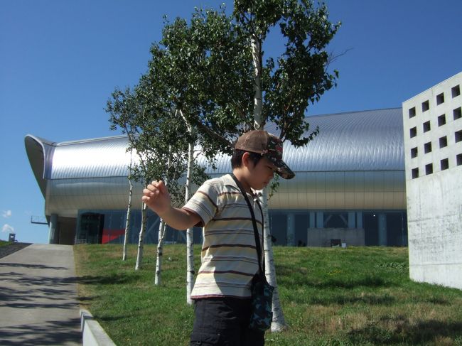 　駐車場はドームの受付と反対側。<br />　１０時からの「ドームツアー」に間に合うよう急げ、急げ。<br />　ようやくついた受付には、ここでコンサートをやったらしいＢ’ｚやＧＲＡＹのメンバーの手形あり。