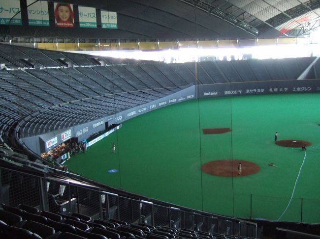  受付からしーんとした売店前をとおり、階段をあがる。ガラスにはその方向にある世界の都市名がかいてあります。でも、競技中は光をさえぎるためにカーテンをしめるので字は見えないとのこと。さて、いよいよ客席スタンドのほうへ。。。うわあ、ひろーい！