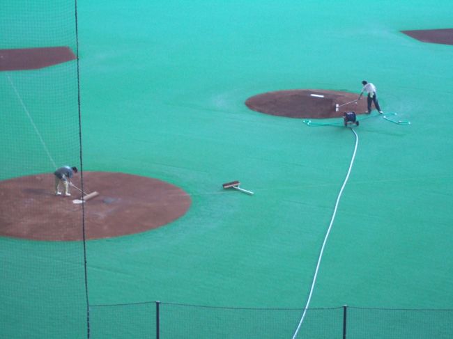 　この日は午後から巨人・ヤクルト戦があるということで、グラウンドの整備をしていました。<br />　札幌ドームの客席は足元に前の人の頭の上がくるようになっていて、かなり急勾配。