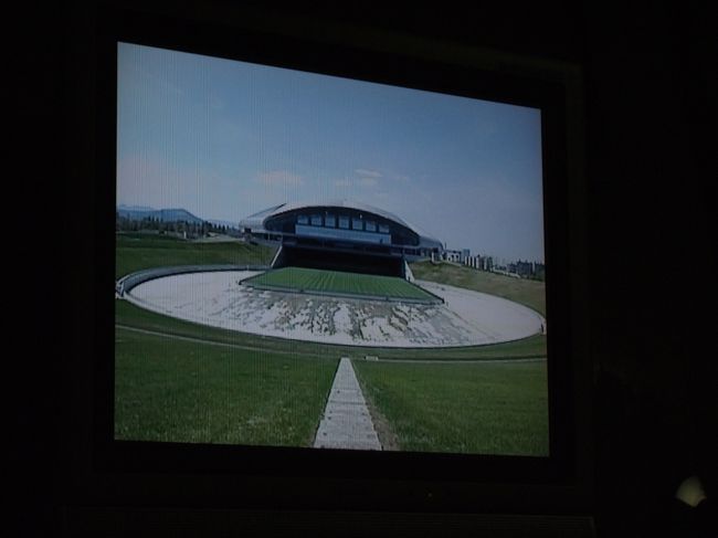 　札幌ドームの特徴は、ここでサッカーもやること！<br />　いかにして、野球フィールドからサッカーモードに転換をするかを、映像で教えてくれます。<br />　客席スタンドの一部が収納されて壁が開き、外にある人工芝がずずーーと入ってくる！<br />　壮大な仕掛け。ちぇんじ！するのに１０時間はかかるそうです！