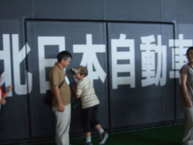 　今度はぐるーーっと周囲をまわります。外野側から見ると客席の感じがすごい。選手になった気分。<br />　