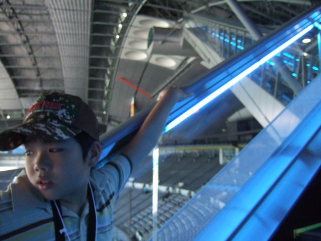 　ドームツアーの後は、展望台へ。全長６０メートルあるという空中エスカレーター。未来都市みたいですが。。結構怖かったり。。