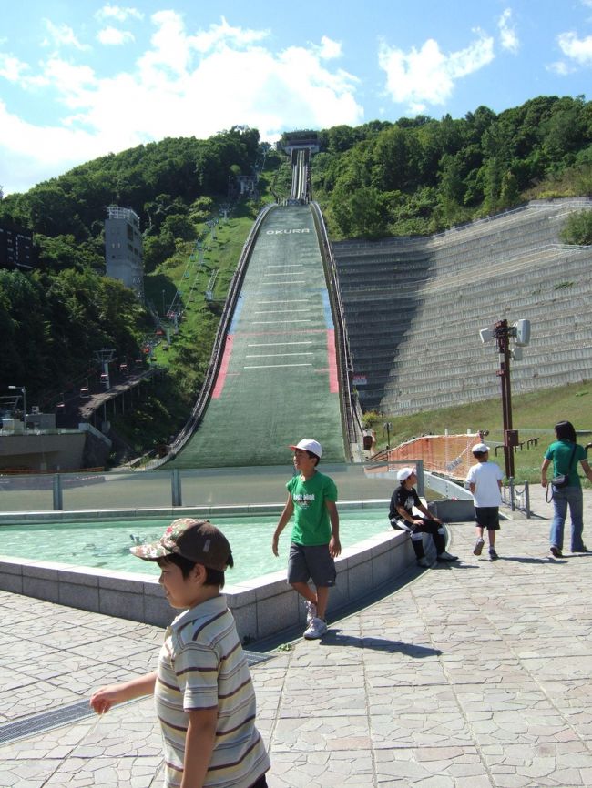 　さあ、リフト乗り場に向かいます。<br />　ジャンプ台、下から見てもすごいねー。<br />　