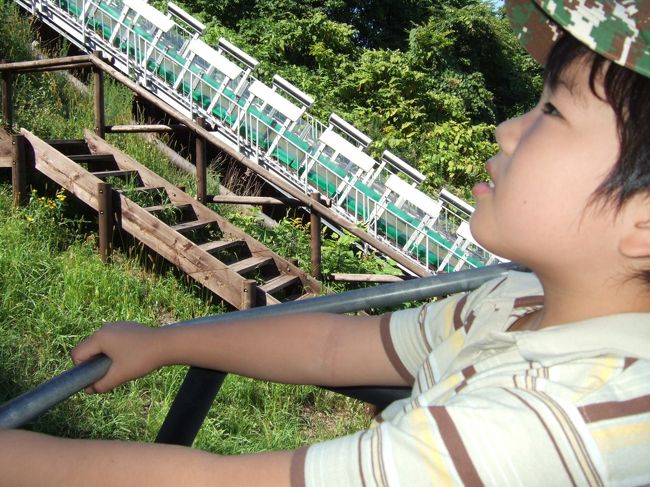 　二人乗りリフト。意外に急勾配でスリル満点。<br />　遊園地の乗り物みたいと大喜び。<br />　上りながらジャンプ台のＫ点とか、五輪のマークを確認。