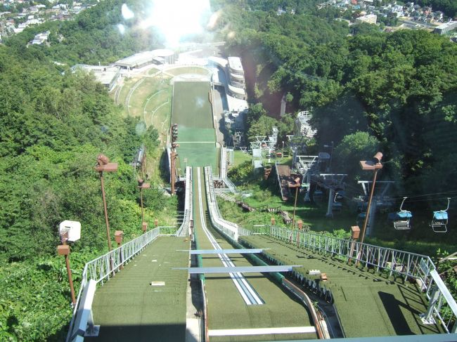 　展望台にのぼり、上からジャンプ台を見下ろすとこんな感じ。選手たち、怖くないのかなあ。。