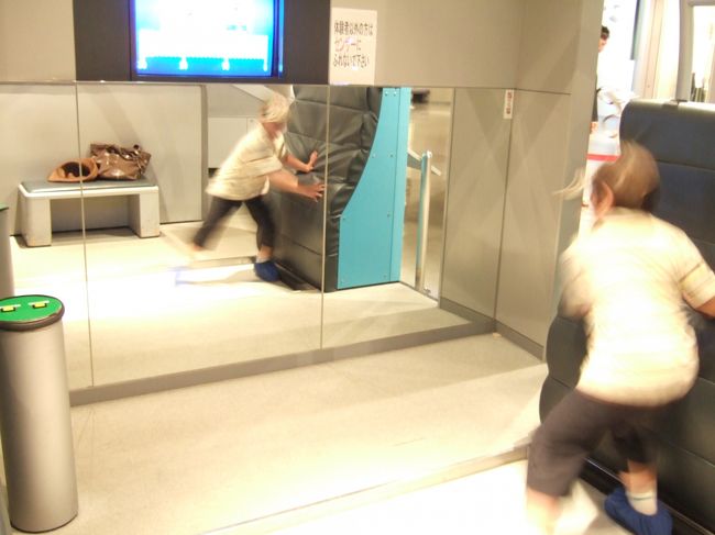 　スピードスケートトレーニングです。左右の壁にぶつかって回数をはかるの。