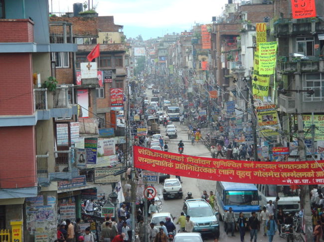 ネパールの首都カトマンズに来て１週間が経つが、毎日の雨… <br />９月には雨期は終わっていると言っていたが、雨男の到来を待ってたかのように、毎日の雨… <br />一日中降ることはないが、午前中雨、午後から雨、夜中に雨など、一日のうちどこかで雨に当たる。。。 <br /><br />カトマンズはバックパッカーという言葉の前の、ピッピー時代からの旅行者の聖地みたいなもので、確かに居心地のよい場所になっている。。。 <br />宿も安く、飯代も安い。。。 <br />それをいいことに、かなりの旅行者はここでなにもせず、居続けているみたいだ。。。 <br />とりあえず、日本人にとって嬉しいのが、日本食の店が多く、その多くが日本と同じような味を提供してて、美味しいということだ。。。 <br />とんかつ定食・カレーライス・餃子定食・丼ものなど… <br /><br />俺も毎日のように日本食を堪能してしまっている。。。 