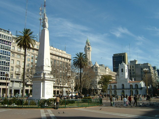 大統領府前の５月広場．ここではいつも労働者達がデモや集会をやっている．