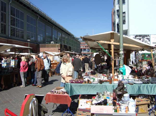 蚤の市。<br />日曜日はあちこちで行われてます。<br />掘り出し物が見つかるかも。