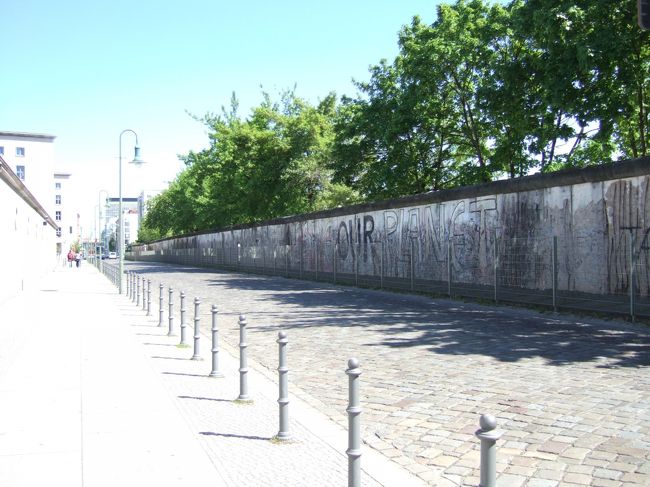 ベルリンの壁。<br />残ってるのは歴史資料としてほんのわずか。<br />壁の破片がお土産屋さんで売られています。