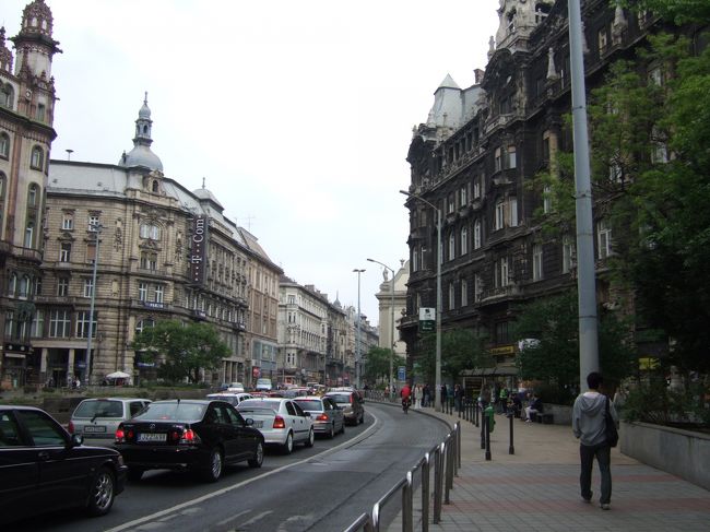 煤けてて薄暗い印象の街並み。