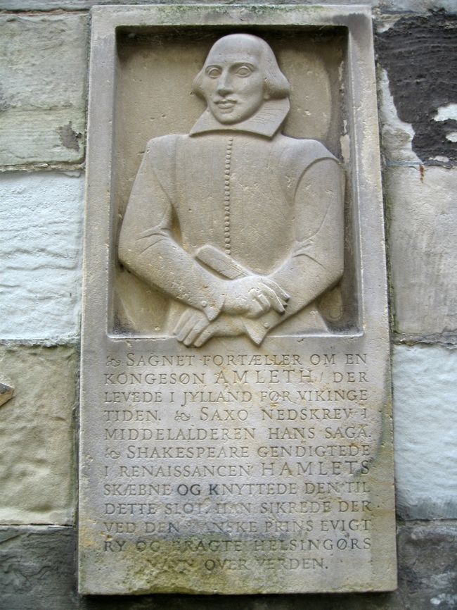 クロンボー城入り口脇にあるシェークスピアのレリーフ。知られてないのか、人気が無いのか、誰も見向きもせずに通り過ぎていました。