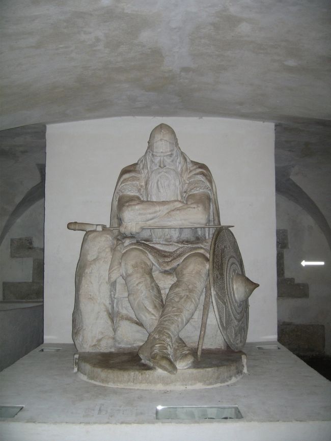 伝説の英雄ホルガー･ダンスクの像。かっこ良かったです。地下牢への入り口入ってすぐの所にありました。