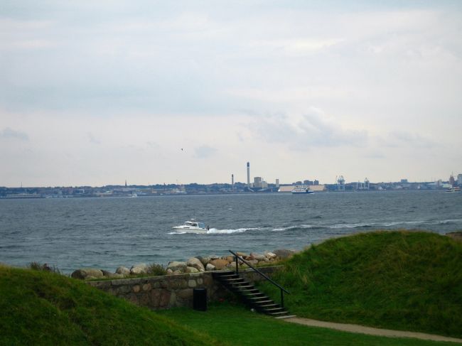 対岸に見えるスウェーデンのヘルシンボリの町。時間が有れば行きたかったなぁ〜。スウェーデンからはフェリーでたくさんの人がお酒を買出しに来ていました。