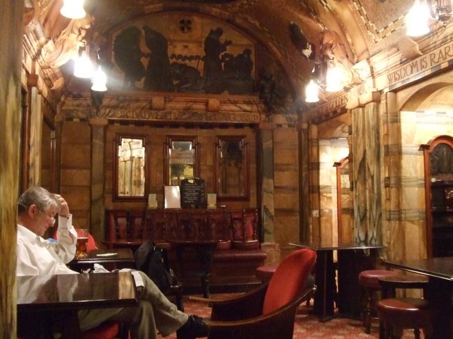 Blackfriars駅のすぐ近くの「Black Friar Pub」、アールヌーボーな雰囲気に惹かれて入ってみました。<br />パブってもっとおっさん達がワイワイしてるのかと思いきや、ここは落ち着いてて女子ひとりでも全然平気。<br /><br />人生初パブだったんだけど、カウンターで注文するって知らなくて（だって席にメニューがあったし！）、なんで注文取りに来てくれないんだろう〜ってしばらくモジモジしちゃった。<br /><br />この部屋の壁の四方には格言が掲げてあります。「Silence is golden」とかいろいろ。ふむ。
