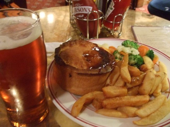 お店の一番人気がSteak Pie！ということで。中からどろーっとビーフシチューみたいなソースとサイコロステーキみたいのがゴロゴロ出てきます。おいしくなくはないけど、味が濃すぎ。パイもオイリーで半分でもうおなかいっぱい！<br />つけあわせの野菜が冷凍ものってのも悲しい。<br /><br />もっとAleを楽しみたかったけど、時差ボケでねむくて倒れそうになったのでやめときました。<br /><br />いくらだったか正確に覚えてないけど、たしかこれだけで3000円くらい？やはり物価が高い印象。