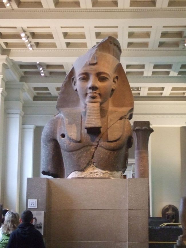 美しい〜〜<br />ほんっとホレボレします。<br /><br />エジプトには破損したものが多かったけれど、ここにはきれいな状態＆価値の高いものがたくさんあって、大英帝国がおいしいとこどりしたのがよくわかります。<br />あんなにたくさんすごく状態のいいパピルスがあるなんて！もっとじっくり見たかったなあ！