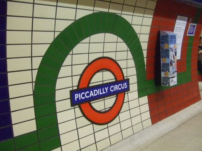 ロンドンの地下鉄はすぐ止まるって聞いてたけど、私もやられました。空港からホテルまで行くのに、当初予定していた2本が運休。戸惑いながらあれこれ乗り換えて行くはめに。<br />電車の天井が低い。なんか車体が丸くないか？「Mind the gap,,,」のアナウンスの英国なまりに「ああ、ロンドンにキター」と実感。