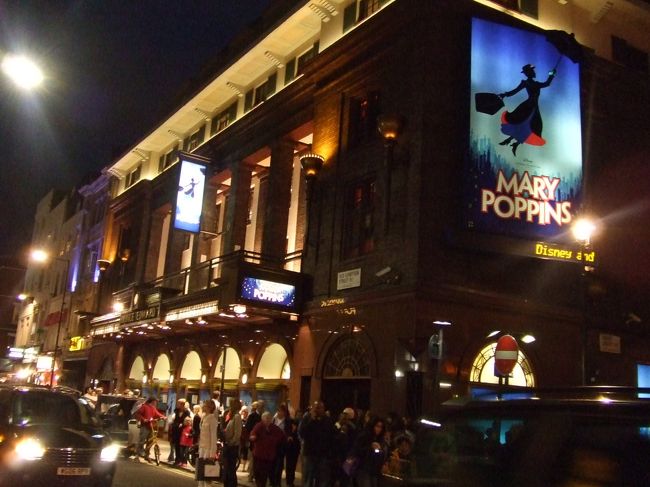 「Mary Poppins」見ました。<br />朝イチTicketsに行ったら、すでに長蛇の列で、諦めて近所のチケット屋に行ったところ「今日一番のオススメチケット」と言われたので。<br />３０£（7500円）はイタタ、、って感じだったけど、なんと前から2列目のど真ん中で、すっごく集中して観劇できました。オケの様子も良く見えるし。<br /><br />ストーリーも歌も良く知っているおかげで、すごく楽しめました♪あの子どもふたりは歌もダンスも完璧すぎで、「ああ見えてほんとは30歳くらいじゃねえの？」という疑いをぬぐいきれず。学校とかどうしてるんだろう、、<br /><br />後日CHICAGOも見ました。ミュージカルってあんまり興味なかったんだけど、生で見ると舞台から波動というか、えもいわれぬパワーがびりびり伝わってくる感じで、その迫力にクギヅケになりました。また行きたい！