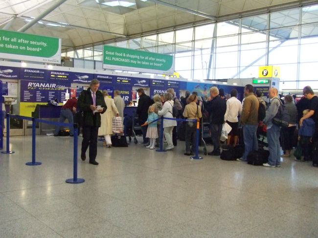 RyanairといえばStansted空港。<br /><br />まずナイトバスでLiverpool Street駅に行き、空港バスの乗り場を探すもよくわからない。街頭は明るいけどなんとなく怖いのでびくついてると、スーツケースを転がすお姉さんの姿が！これはと思いつけていくと無事見つかりました。ほ。<br />バスのネット予約もちゃんとできてて、ほっ。<br />空港はすごくきれいで広い。ゲートを入ればお店も沢山あるし、他のRyanair利用空港に比べたら雲泥の差。まあ他がひどすぎるんだけど。