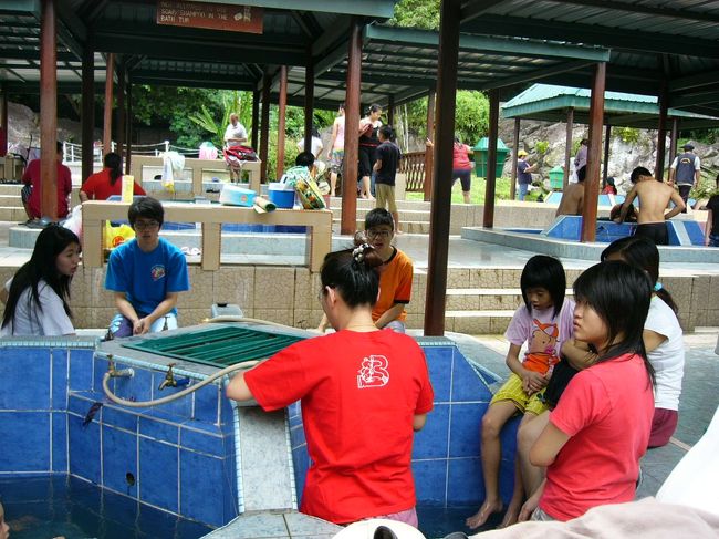 こちらがポーリン温泉です。小さな浴槽？があって、そこで源泉と水をほどよく混ぜて入ります。足湯エリアもありました。