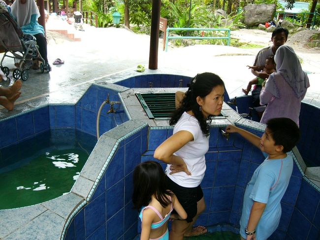 全体的に温泉（というかもうプール？）に入っているのは子供達で大人は周りで見ている感じです。地元のイスラムの女性は肌を見せないためか、長袖長ズボンがほとんど。プールの周りでおしゃべりしてました。
