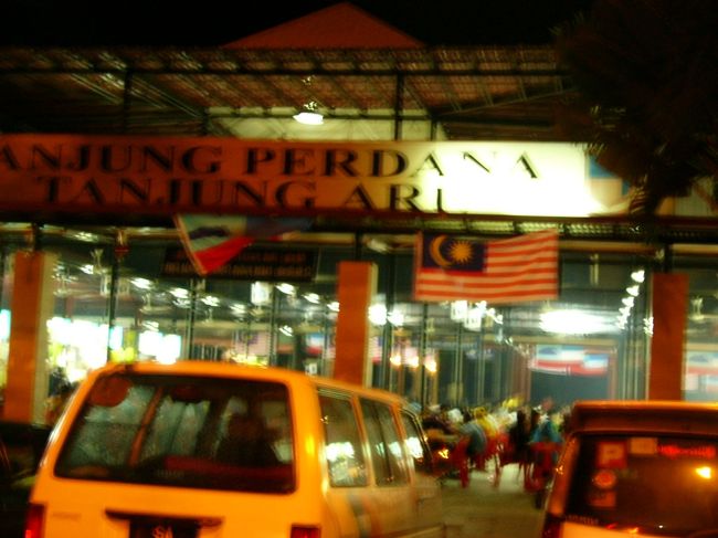 コタキナバル市内に戻ったのは６時くらい。この日はガイドさんが進めてくれたフットマッサージをして、ホテル近くにある屋台村？での食事にしました。