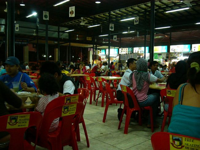 屋台村はこんな感じです。ちいさなテーブルに座って料理を待っていると、「サテーいかが？」っておじさんが来ました。「２本」って注文したらちょっとイマイチな表情でした。そうだよね。１０本単位で頼むんだよね・・・