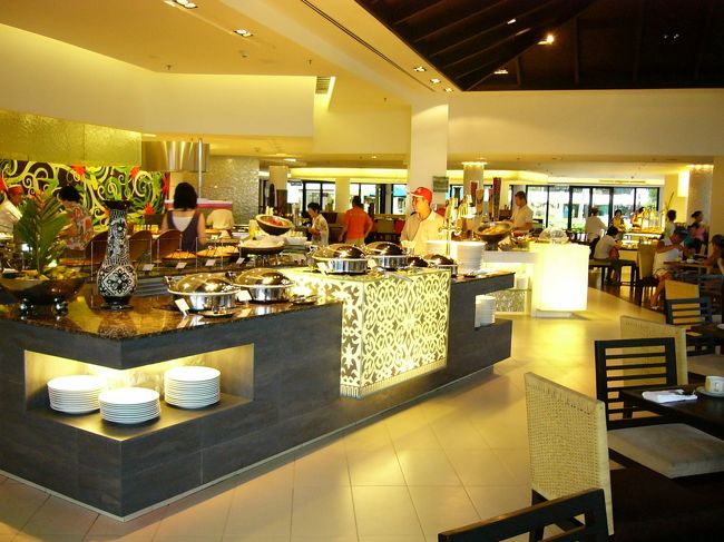 こちらはタンジュンアルホテルでの朝食会場です。オムレツをその場で作ってくれるのはよくあるけれど、こちらではさらに温かい麺をたべることもできるんです。種類が豊富でもう大満足でした。