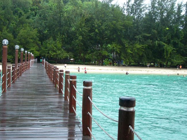 この日はホテル近くのマリーナからボートでマヌカン島に行きました。１０分ぐらいで着いちゃった。