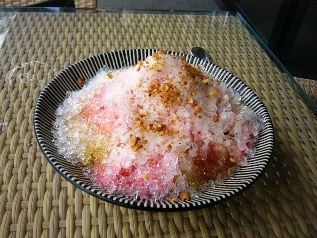 こちらはデザート。カキ氷みたいな「アイスカチャ」だそうです。カチャというのは「ピーナッツ」という意味で氷の上にピーナッツのかけらがたくさんかけてあります。中には、ゼリー・小豆となぜかとうもろこしが入っています。おいしかったです。