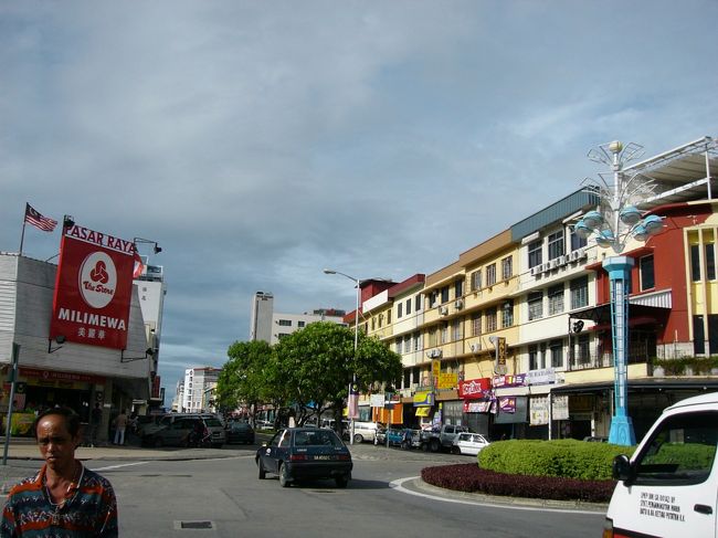 昼食後はタクシーで市内へ。料金は一律１５ＲＭって決まっているみたいです。４５０円くらい？