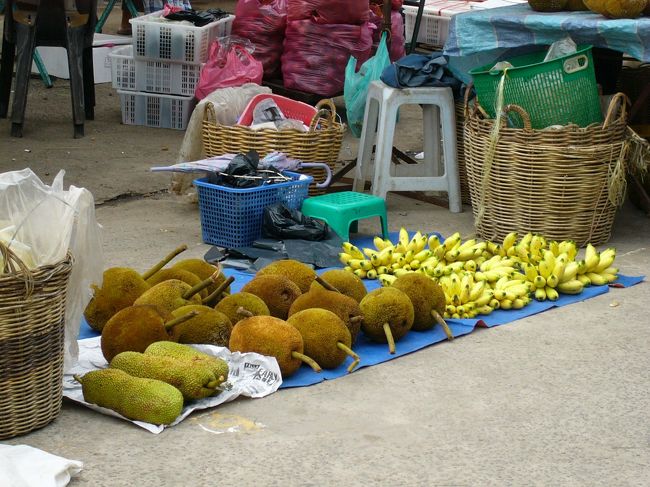 大きな通りもあれば、ちょっと離れるとこんな市場もあって、面白いな〜って思いました。