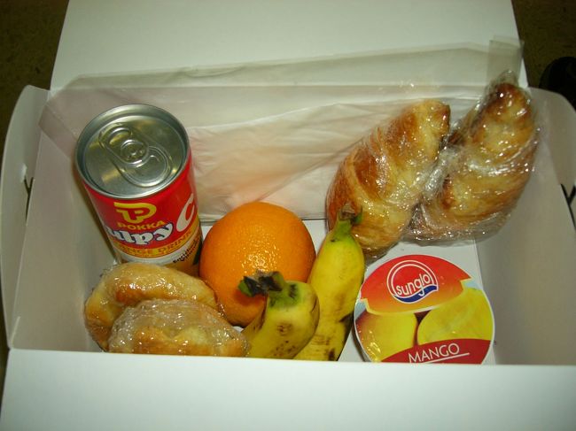 ボルネオ最終日の朝は早い。６時１０分コタキナバル発の飛行機に乗らなくちゃいけないので、ホテル発は４時５５分。４時起きです。これはホテルが用意してくれた朝ごはんです。