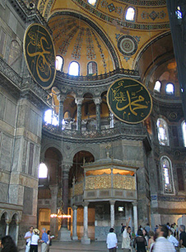 アヤソフィア（ハギアソフィア）。<br />言わずと知れた有名な場所なので訪れる方も多いと思います。<br />まさかとは思いますが２階を見学し忘れた、ということのないように<br />２階の回廊も見学してきてくださいね。