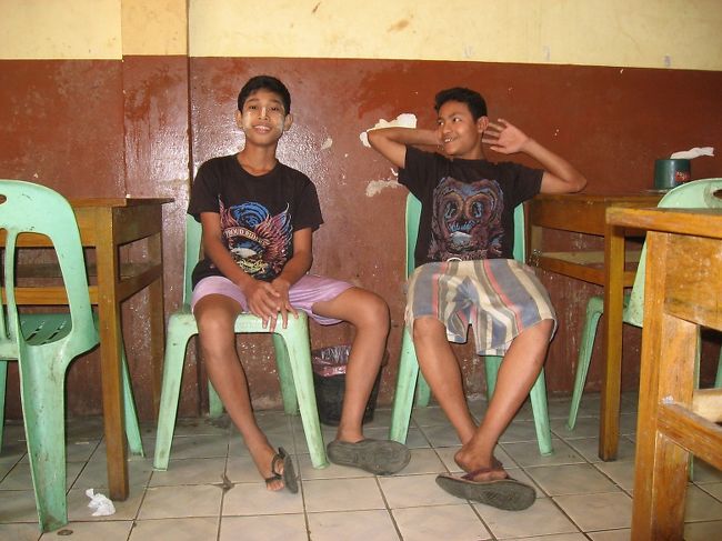 パアン(Hpa-An)に関して書き忘れたことを追記。<br /><br />1.写真はゲストハウスからすぐの生ビール屋さん、｢Lucky｣<br />料理は油っこいけどまずまず。<br /><br />2.時計塔から東に向かって次のブロックの右側にあるカレー屋さん(開店休業中のような銀行のとなり)は美味。愛想のよいおばさんが(外国人にびっくりしながらも)、いろいろ小皿を出してくれる。<br /><br />3.さらに東に行った右側の｢鶏スープ＆麺｣のお店も美味しい。