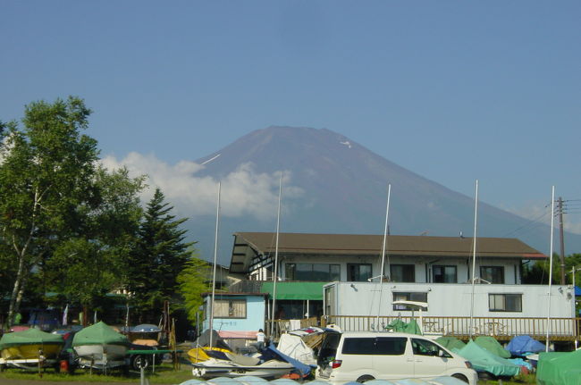 山中湖ヨットハーバーの桟橋にて<br /><br />朝一の富士山はきれいです