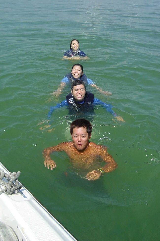 船から降りてちょっと水遊び