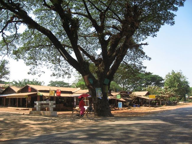 パアン11時発のピックアップで、タトォンは13時半着。<br /><br />最初は石灰岩地帯を進み、タトォン直前で川を越え(このあたりはとても美しい)、町の中心部のシュエザンヤン(Shwe Zan Yan)パゴダの西側に到着。