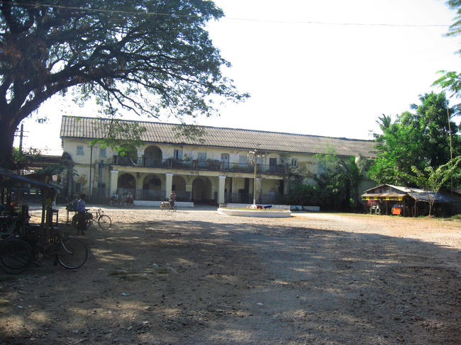 タトォン駅。<br />翌日の切符を手配。<br /><br />タトォン11時発で、ヤンゴン19時着。<br />アッパークラスで11ドル。<br /><br />例によって、席は押さえておくので、<br />出発1時間前に来たときに発券する、とのこと。