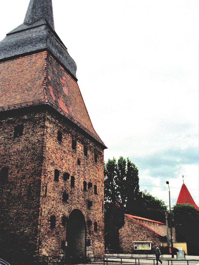 駅から旧市街に入るところにあるシュタイン門と1/3程残った城壁。門はこれとクレペリナー門の二つが残っている。<br /><br />ここでは東独の国民車トラバントがいまだに多い。ドイツ人て本当に物持ちがいい。