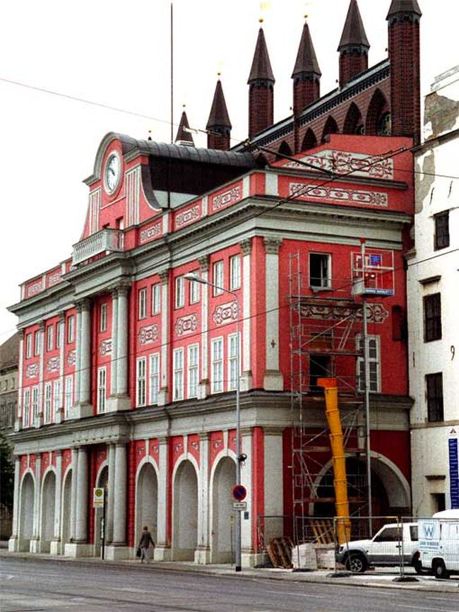 ノイヤーマルクト広場に面した市庁舎。<br />欧州の町は市庁舎を中心に歴史的な雰囲気の建物が囲んでいるのだが、この町ではそのような雰囲気がない。<br />広場を囲む建物の切妻だけは復旧したが華やかさがない。<br />