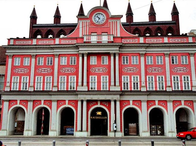 市庁舎の正面。背後に７本の小塔がある変ったデザイン