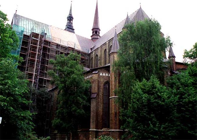 聖母マリエン教会。１3世紀末創建で現在の十字型のバジリカ会堂式構造になったのは１5世紀後半。北ドイツ最大の規模のひとつ。市内の４つある教会で戦災に会わなかったのはここだけで他の教会の多くはドイツ統一後の復旧。