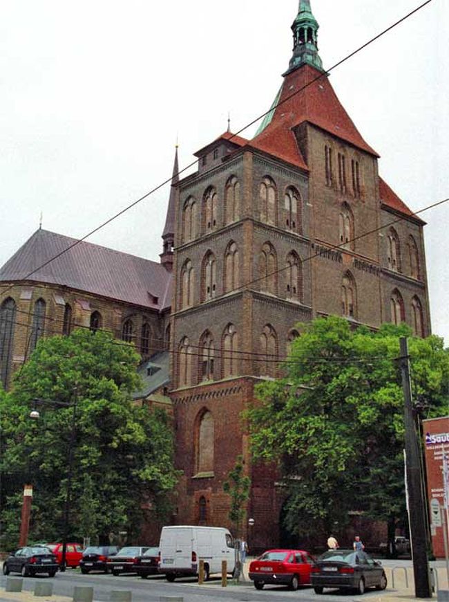 幅広の塔屋は18世紀末の完成