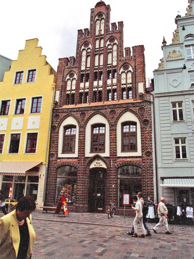 新市庁舎からクレペリナー門までが歩行者専用のメイン通りで、その両側にはこのような中世の雰囲気の切妻建物が多い。ただその裏の北の河際には労働者用の無粋な建物が並ぶ