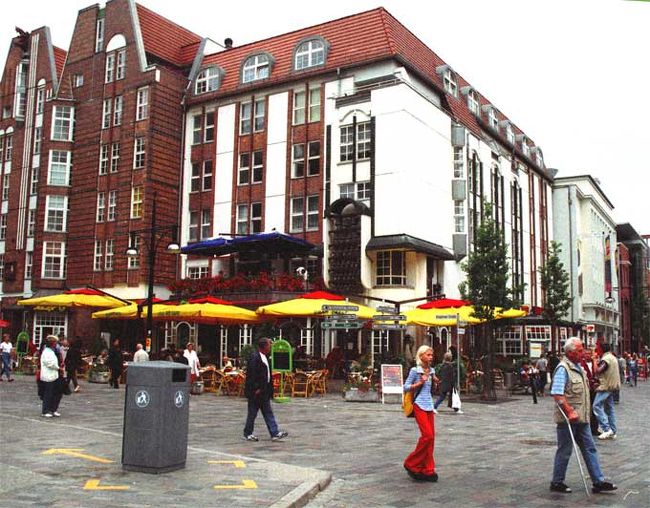 通りにはこのような近代デザインの建物も混在する。