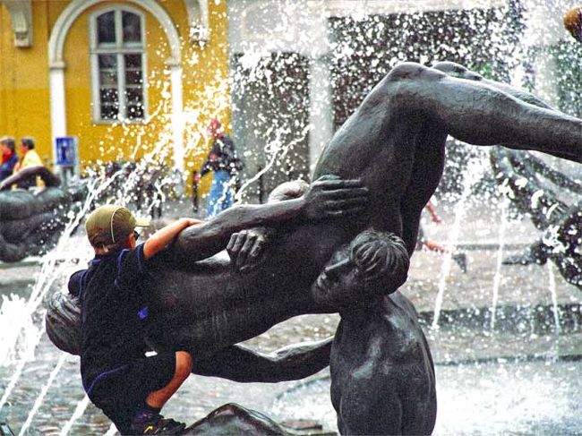 メイン通りのクレペリナー通りの中間にある大学広場の噴水（生きる喜びの泉）